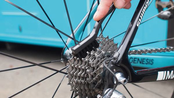 person clean bike cassete with brush how to clean bike cassete