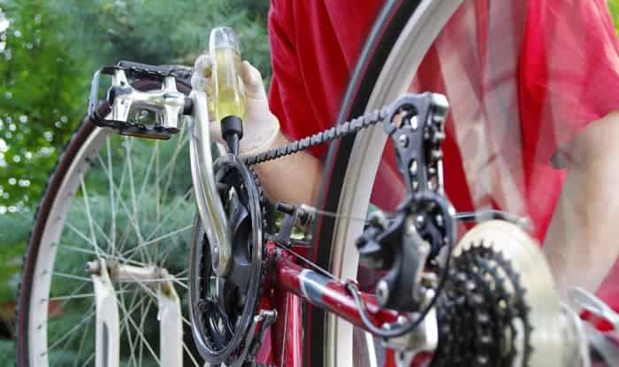 mountain bike chain rust guy apply oil bike chain