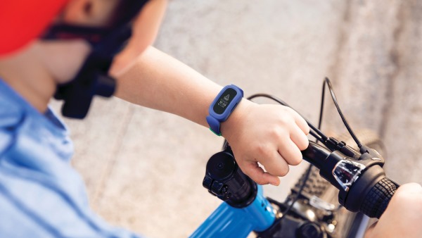 kid check time on bike smartwatch safety tips for kids